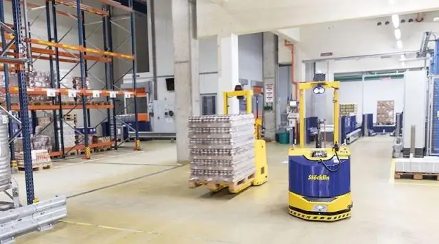 Какой самый безопасный способ пересечь железнодорожные пути с помощью вилочного погрузчика?