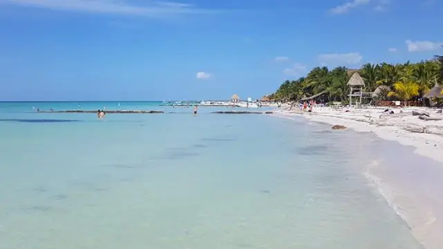 Как далеко Холбокс от Ривьера-Майя?