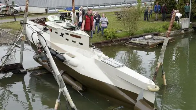 Должен ли я отключать фары прицепа при спуске лодки на воду?