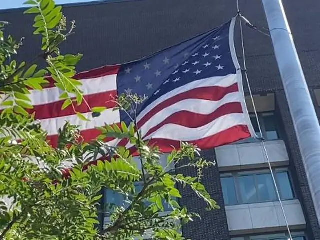 Может ли губернатор заказывать флаги при половине штата?