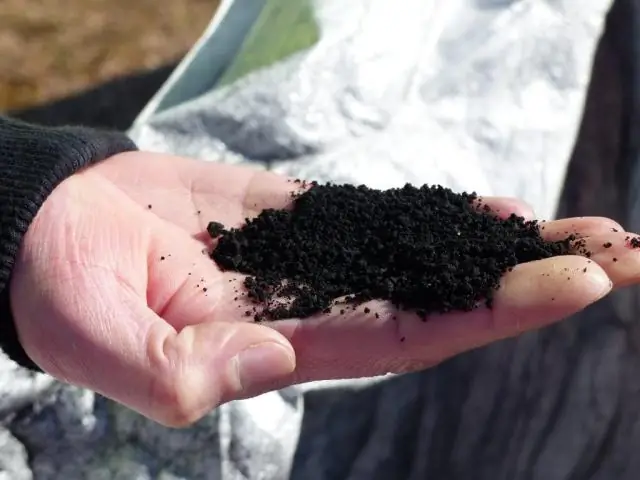 Как установить клетку для бутылки с водой?