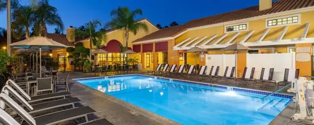 Насколько близко находится Анахайм Марриотт к Диснейленду?