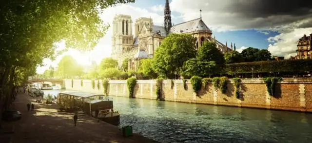 Какие три известные достопримечательности находятся в Париже?