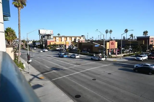 Как далеко Nipomo от Лос-Анджелеса?