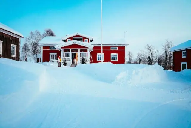 Где живет Санта, северный или южный полюс?