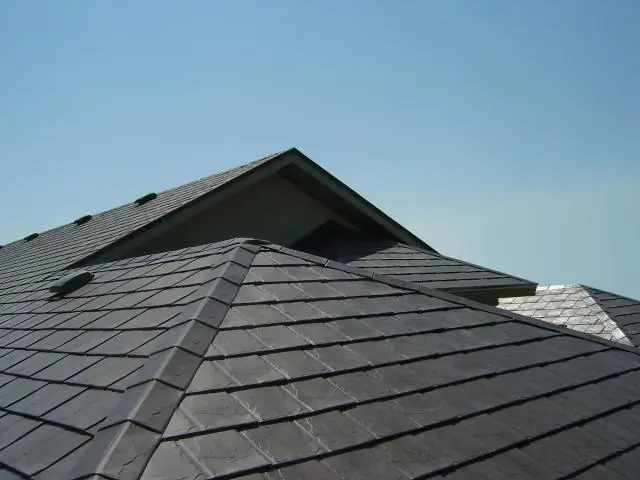 Как положить на крышу пучок черепицы?