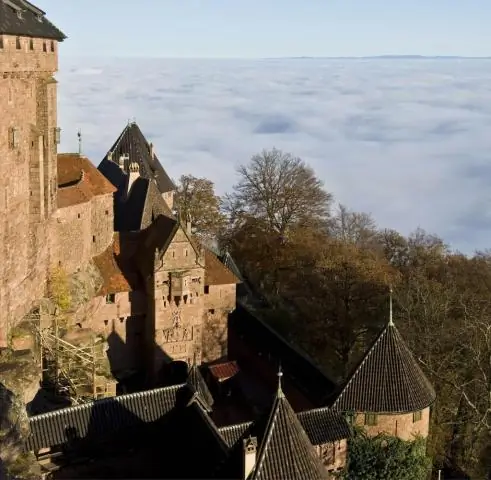 Кто построил первый замок?