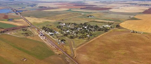 Как далеко Майнот от канадской границы?