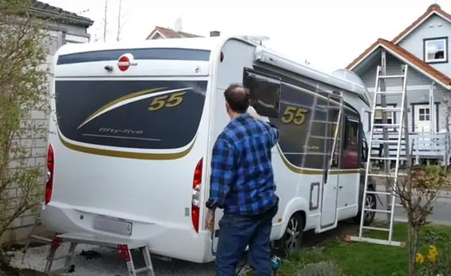 Как чистить вентиляционные отверстия на крыше автофургона?