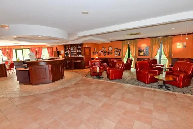 Есть ли в Chateau Elan закрытый бассейн?