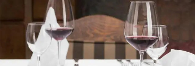 Куда идет стакан с водой, когда накрывают стол?