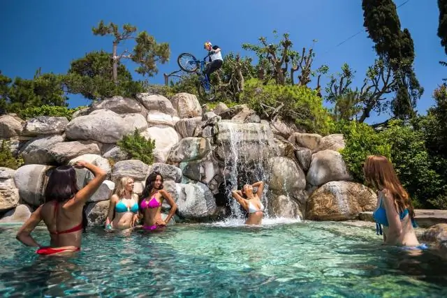 Есть ли в Studio 6 бассейн?