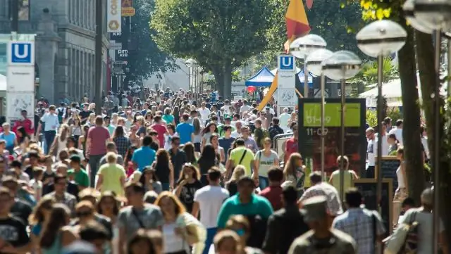 Каково население промышленного города?