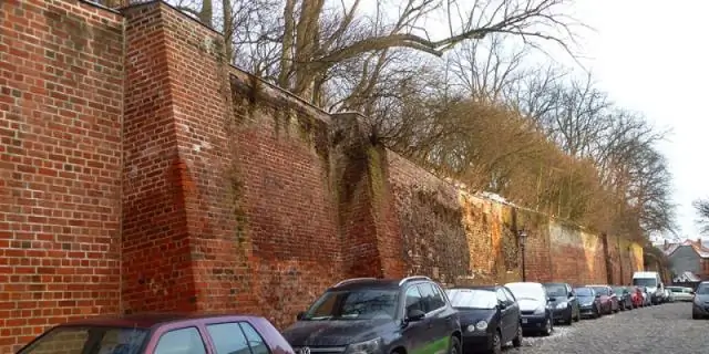 Какой цели служила стена вокруг города?