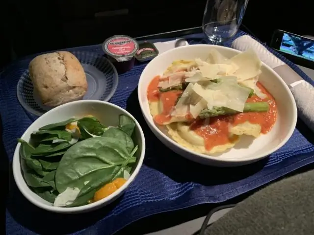 Могу ли я использовать мили для повышения класса обслуживания до Economy Plus в United Airlines?