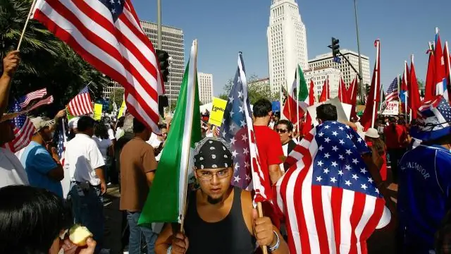 Почему латиноамериканцы приехали в США?