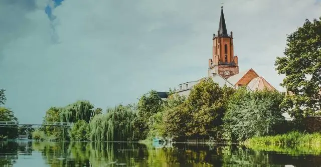 Какие водоемы и суши окружают Филиппины?