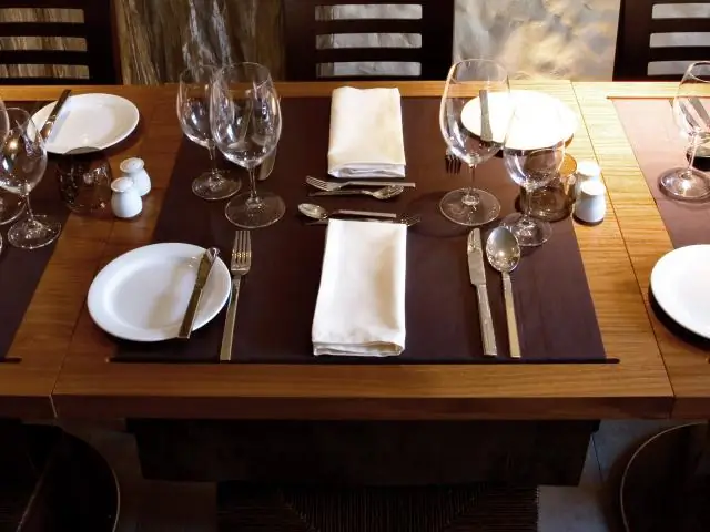 Где столовые приборы лежат на столе?