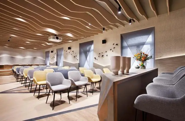 Есть ли в AC Hotel холл?