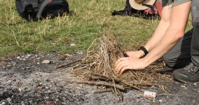 Как развести огонь из влажных материалов?