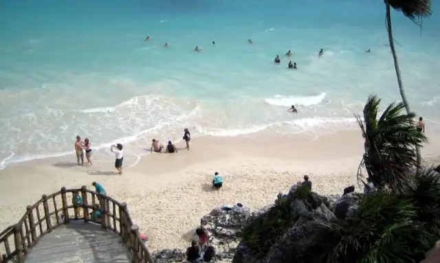 Как далеко Пуэрто-Валларта от Чичен-Ица?