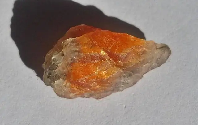 В чем разница между лунным камнем и солнечным камнем?