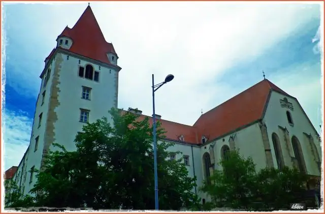 Когда был построен первый в мире замок?