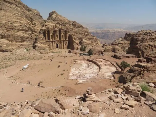 Какой аэропорт ближе всего к Петре?