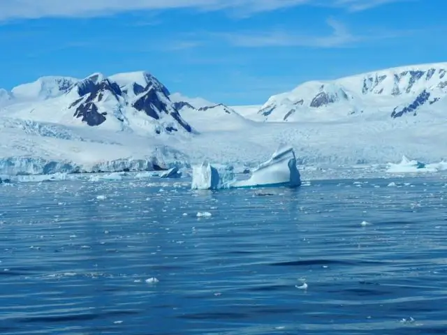 Почему озоновая дыра находится в Антарктиде?