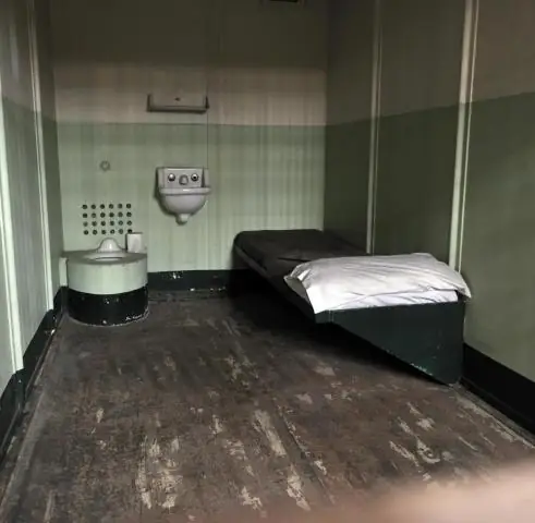 Когда была построена тюрьма Алькатрас?