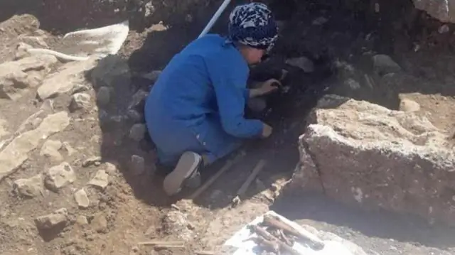 Где были расположены многие неолитические поселения и почему?