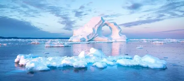 Почему различаются северное и южное сияние?