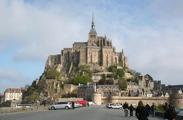 Кто-нибудь живет на Мон-Сен-Мишель?