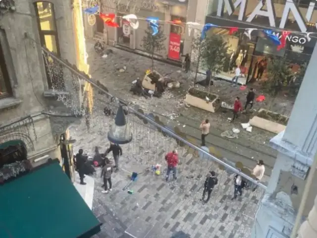 Воды Босфора в Стамбуле стали бирюзовыми