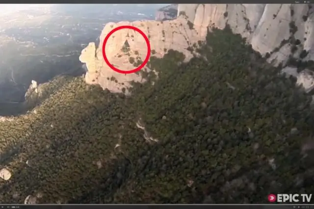 Александр Полли летит через водопад в вингсьюте