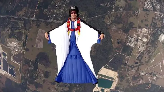 Бейсджампер Espen Fadnes спускается со склона горы