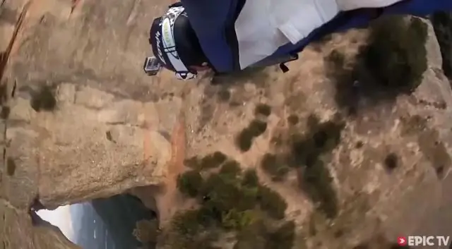 Александр Полли разбивает мишень из пенопласта во время полета в вингсьюте