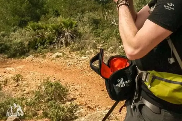 Как я могу предотвратить соскальзывание набедренного ремня моего рюкзака?