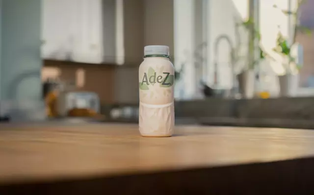 Это время Coca-Cola пыталась ввести торговые автоматы, которые больше взимали плату за горячие дни