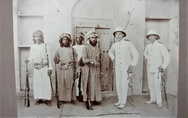 Моряки высоко держат флаг