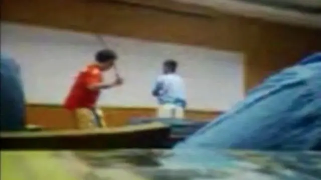 Студент бьет учителя