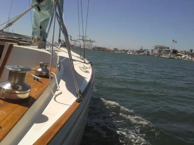 Катана плывет на